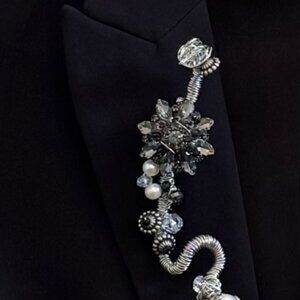 ARTIST HAND MADE JEWELRY PIN BROOCH COIL WIRE SILVER TONE BLACK CRYSTALS PEARLS